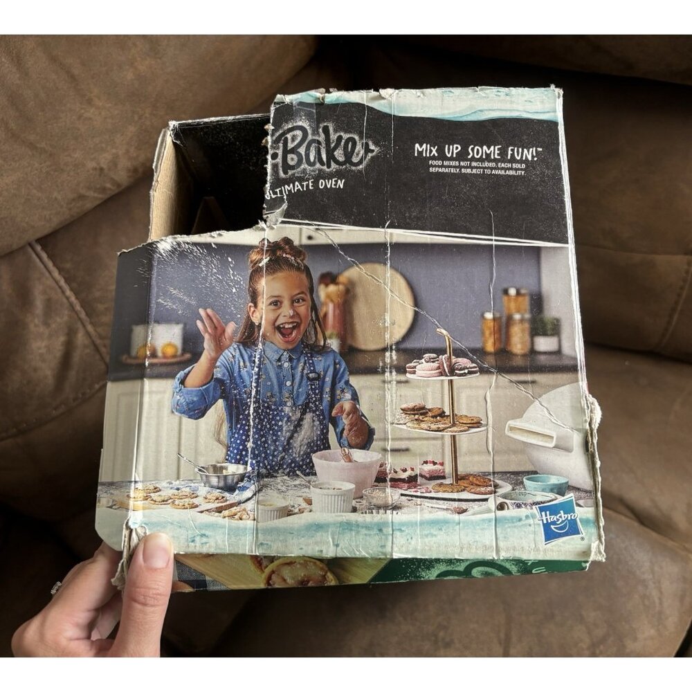 Hasbro Easy-Bake Ultimate Oven White Electric Toy Baking Set Model F0137 W/ Box - Picture 3 of 5